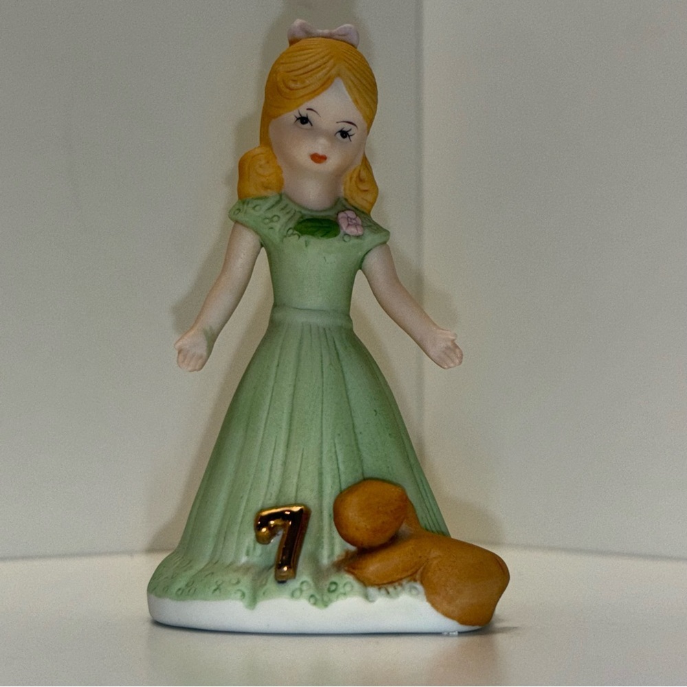 Enesco 1981 bisque porcelain “Growing Up Birthday Girls” age 7 figurine. - Picture 2 of 5